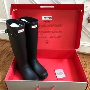 Hunter boots, size 9, black, basically brand new!